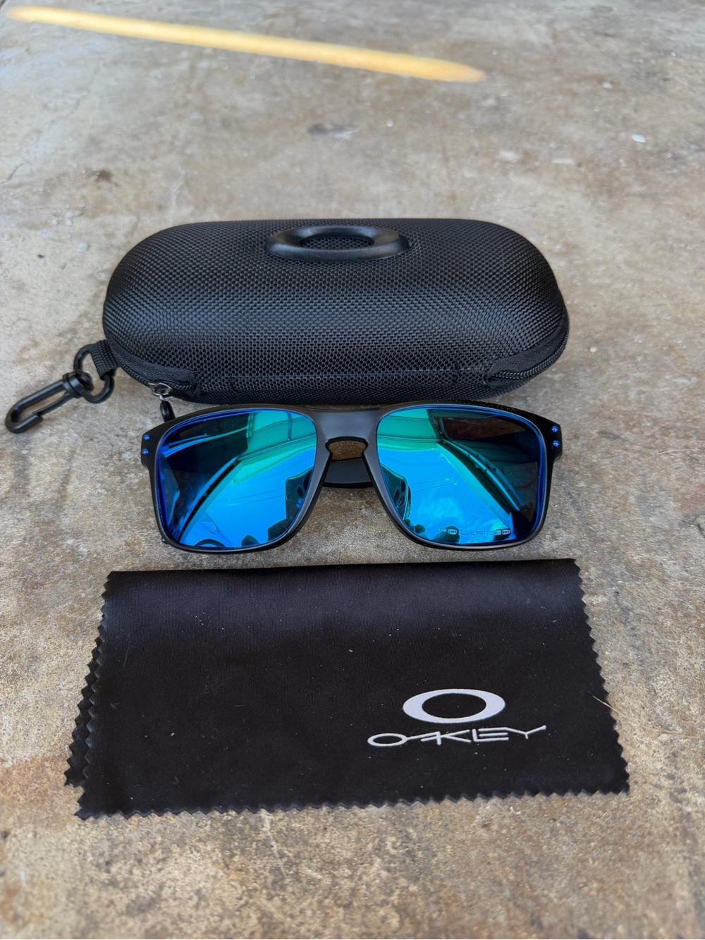 Oakley Holbrook Sunglasses Blue Sapphire Irid Polar Lens Matte Black Frame